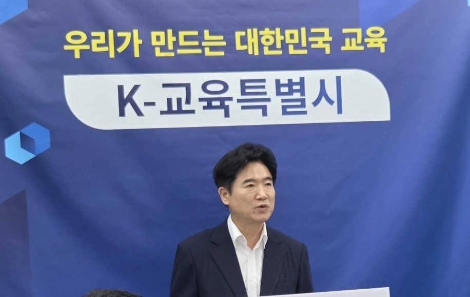 김대중 전남광주통합특별시교육감이 21일 광주청사 브리핑실에서 기자회견을 열고 AI·반도체 산업을 이끌 미래 인재 양성을 위한 ‘AI·반도체 미래인재 양성 프로젝트’를 발표하고 있다.