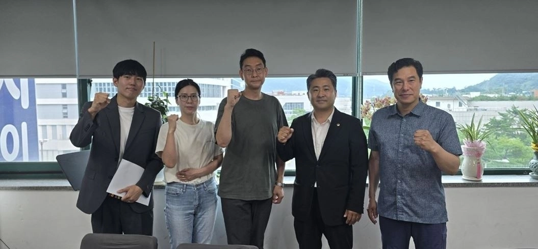지난 17일 열린 하남교산·고양창릉지구 뉴홈 사전청약자 간담회에서 최승태 하남시의회 의회운영위원장과 강성삼 도의원, 비상대책위원회 관계자들이 사전청약자 권익 보호와 제도 개선을 다짐하며 기념촬영을 하고 있다. 하남시의회 제공