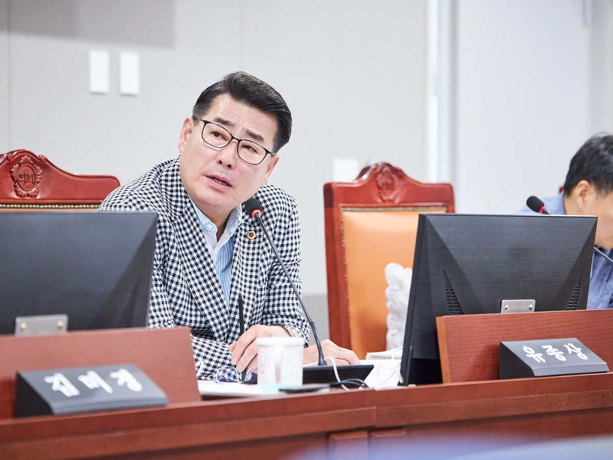 ▲20일 열린 경기도의회 도시개발국 및 경기주택도시공사 업무보고에서 유종상 의원이 질의를 진행하고 있다. (사진=경기도의회)