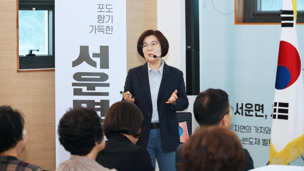 김보라 안성시장이 20일 서운면행정복지센터에서 열린 정책공감토크에서 시의 목표와 핵심사업을 설명하고 있다. 안성시 제공