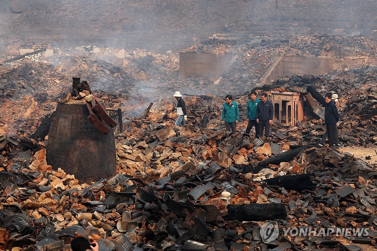 지난해 3월 화마가 휩쓸고 간 경북 의성 고운사. 연합뉴스