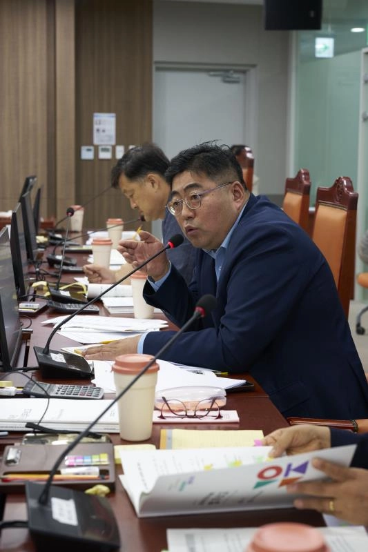 ▲20일 열린 경기도의회 여성가족평생교육위원회 업무보고에서 김진명 의원이 여성가족국을 상대로 질의를 진행하고 있다. (사진=경기도의회)