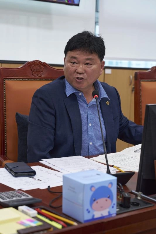 ▲20일 열린 경기도의회 여성가족평생교육위원회 업무보고에서 성기황 의원이 여성가족국을 상대로 질의를 진행하고 있다. (사진=경기도의회)