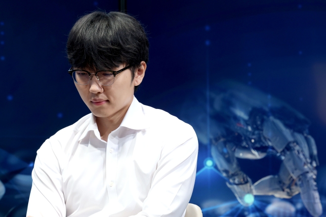 AI 바둑神 꺾은 ‘인간승리’…신진서, 카타고 상대 극적인 역전승