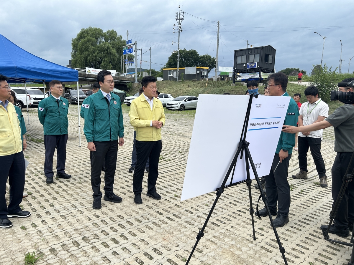 이동석 충주시장과 신용한 충북지사가 21일  충주 단월 강수욕장에서 불법 장박 텐트 실태 및 하천변 안전 관리 상황을 점검하고 있다. 충주시 제공