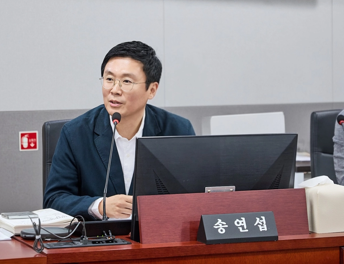 ▲20일 열린 경기도의회 경제노동위원회 업무보고에서 송연섭 의원이 경제실을 상대로 질의를 진행하고 있다. (사진=경기도의회)