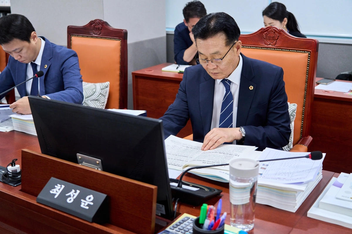 ▲20일 열린 경기도의회 문화체육관광위원회 업무보고에서 최성운 의원이 소관 부서 제출 자료를 검토하고 있다. (사진=경기도의회)