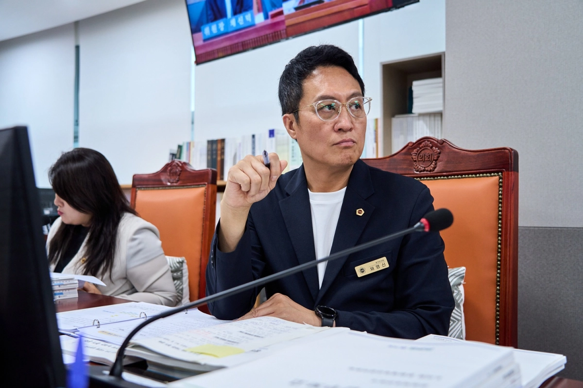 ▲20일 열린 경기도의회 문화체육관광위원회 업무보고에서 채명신 의원이 문화체육관광국 및 산하기관을 상대로 질의를 진행하고 있다. (사진=경기도의회)