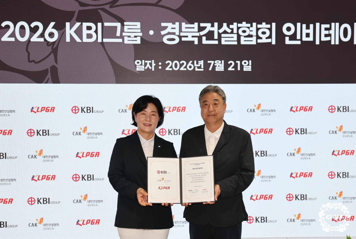 KLPGA 김순희 수석 부회장(왼쪽)과 KBI그룹 박한상 회장.  KLPGA 제공.