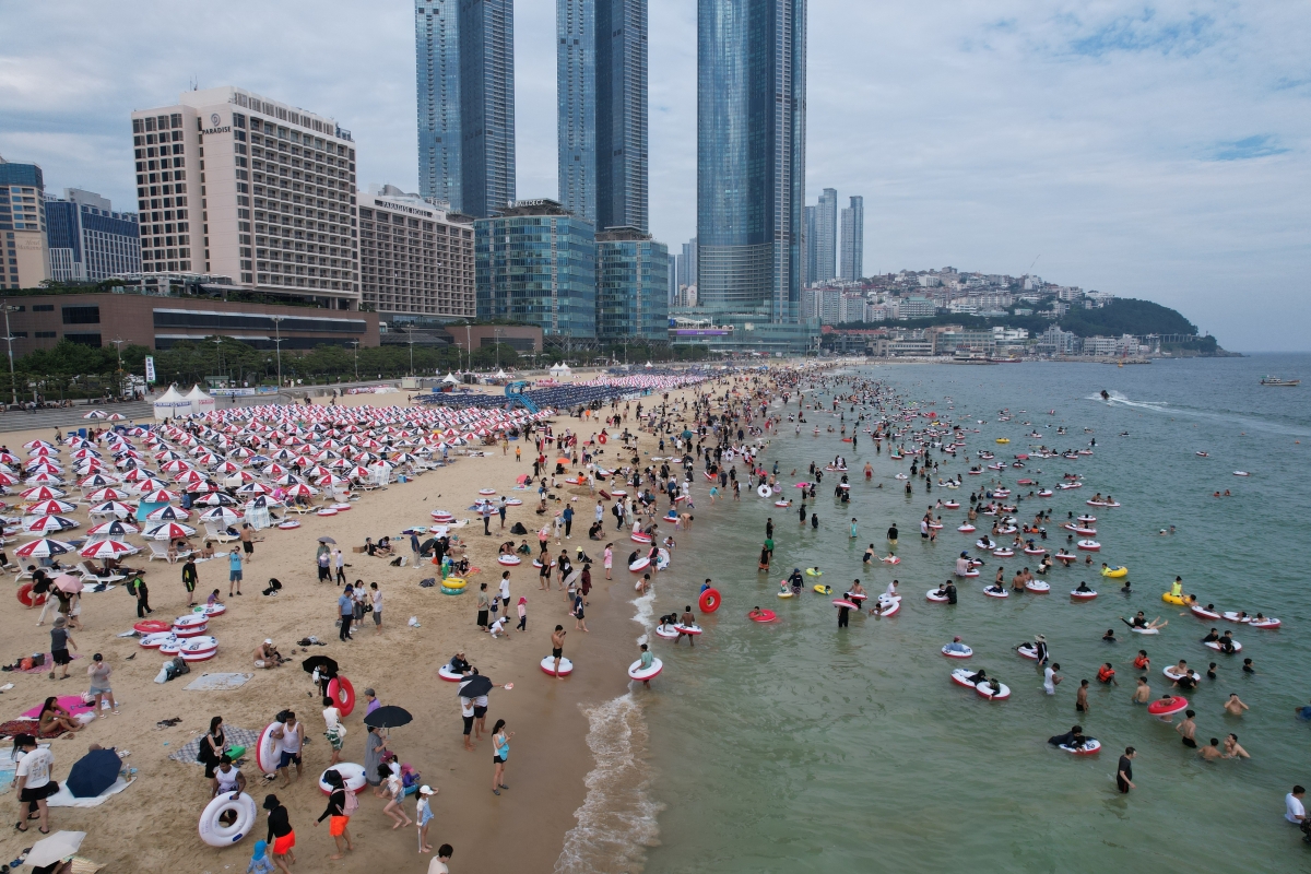 부산 해운대구 해운대해수욕장에서 피서객들이 물놀이를 즐기는 모습. 해운대구 제공