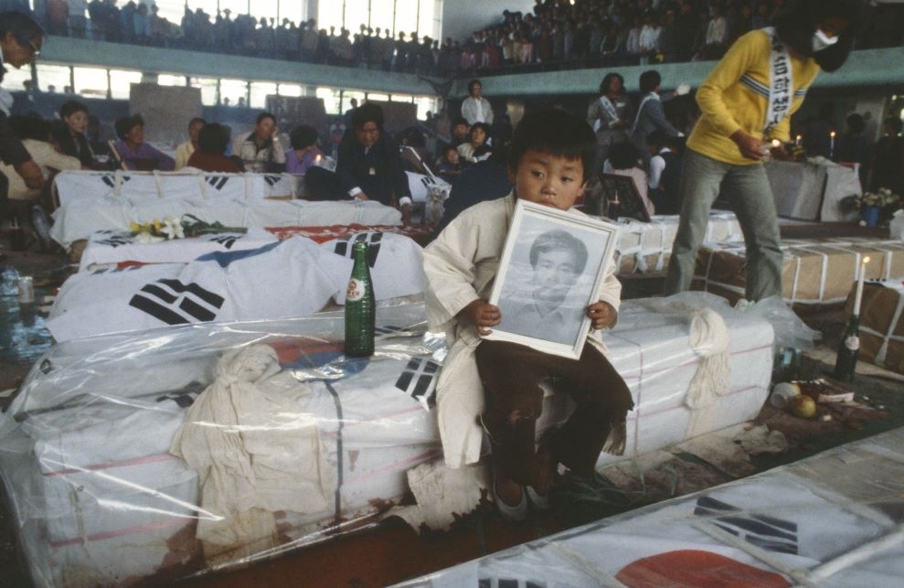 1980년 5월 26일 전남도청 앞 상무관에서 아버지의 영정을 든 꼬마상주. 패트릭 쇼벨 제공