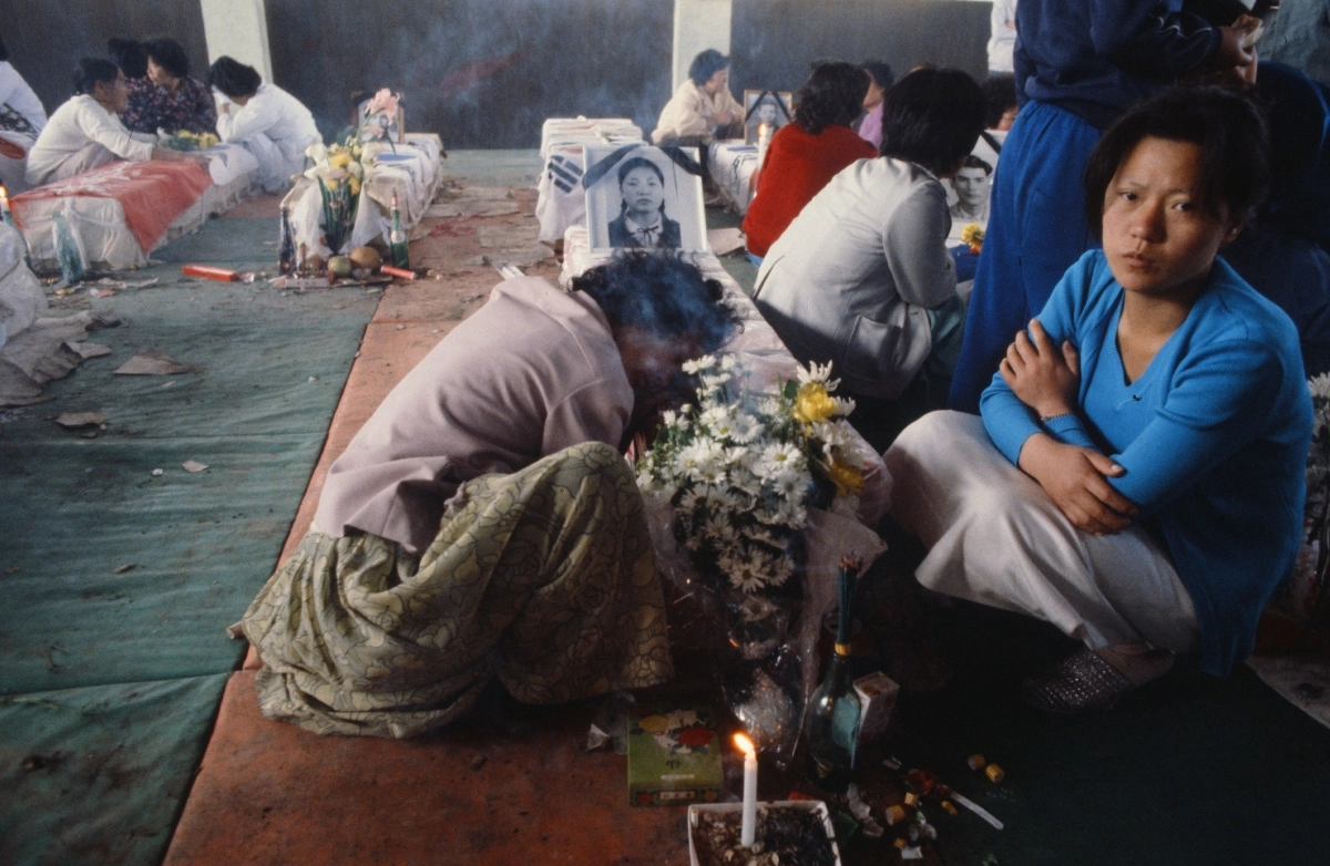 1980년 5월 26일 전남도청 앞 상무관에 안치된 고(故) 박금희씨의 관 앞에서 오열하는 어머니. 패트릭 쇼벨 제공