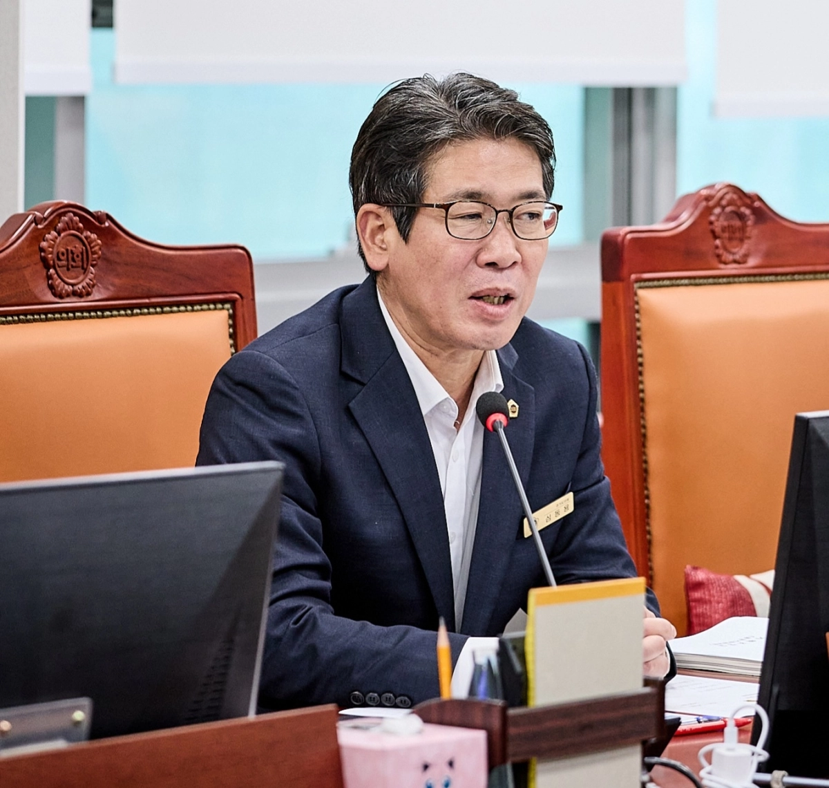 ▲20일 열린 경기도의회 기획재정위원회 업무보고에서 심동용 의원이 기획조정실과 경기연구원을 상대로 질의를 진행하고 있다. (사진=경기도의회)