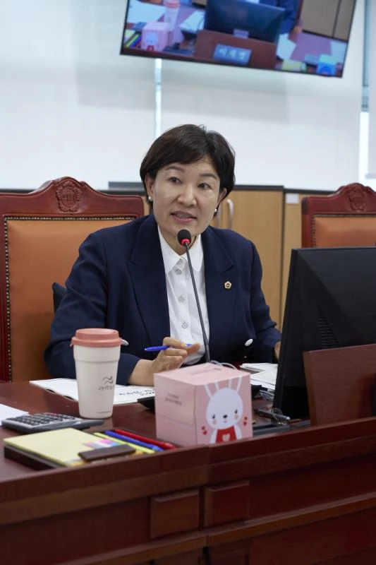 ▲경기도의회 여성가족평생교육위원회 이채명 의원이 제392회 임시회 업무보고에서 여성가족국을 상대로 질의를 진행하고 있다. (사진=경기도의회)