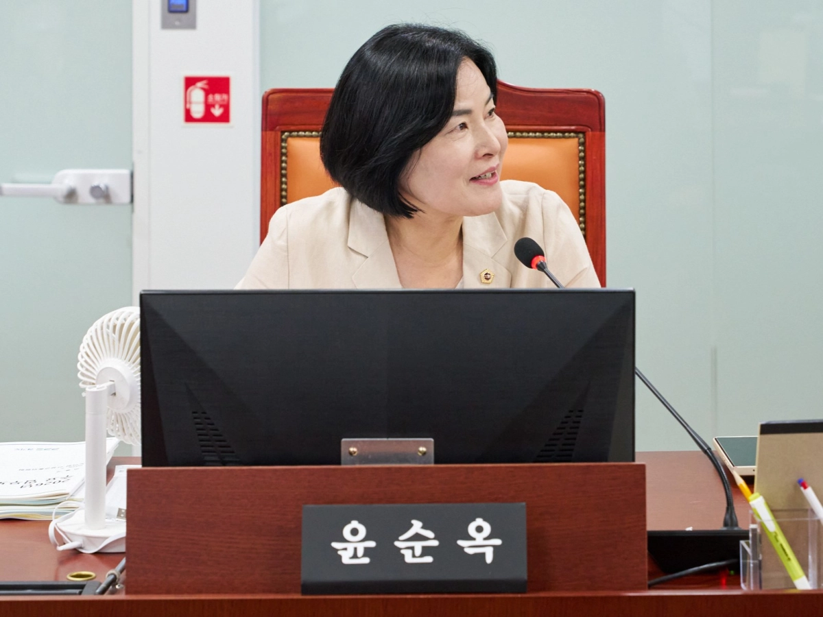 ▲경기도의회 건설교통위원회 윤순옥 부위원장이 상임위원회 회의에서 어르신 교통비 지원 예산 확보 및 양평군 교통환경 개선 방안을 질의하고 있다. (사진=경기도의회)