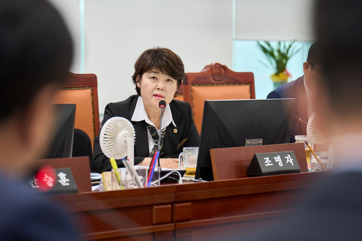 ▲조명자 의원이 제392회 임시회 업무보고에서 방치 전동킥보드 수거 개선 및 버스차고지 사모펀드 매각 대책 수립을 촉구하고 있다. (사진=경기도의회)