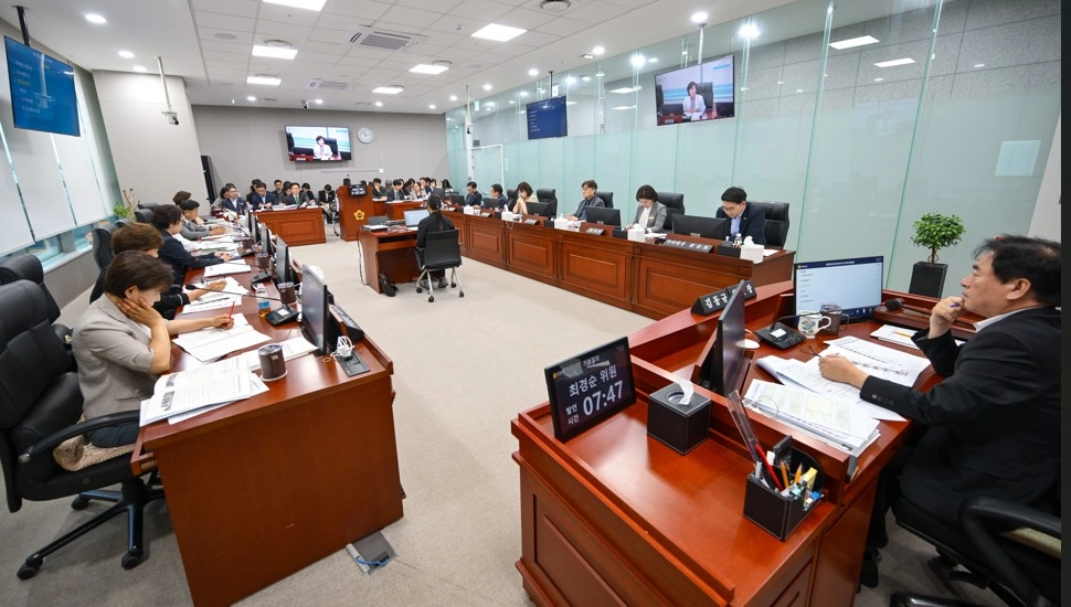 ▲경기도의회 보건복지위원회가 제392회 임시회 제1차 상임위원회 회의를 개최하고 소관 부서 업무보고 및 현안 질의를 진행하고 있다. (사진=경기도의회)