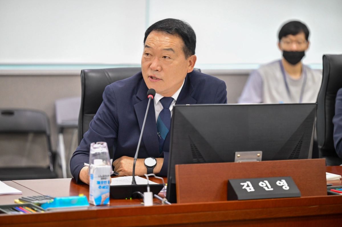 ▲김인영 의원이 제392회 임시회 업무보고에서 이천시 가축분뇨 공동자원화시설 관련 주민 소통과 갈등 해소 방안 마련을 촉구하고 있다. (사진=경기도의회)