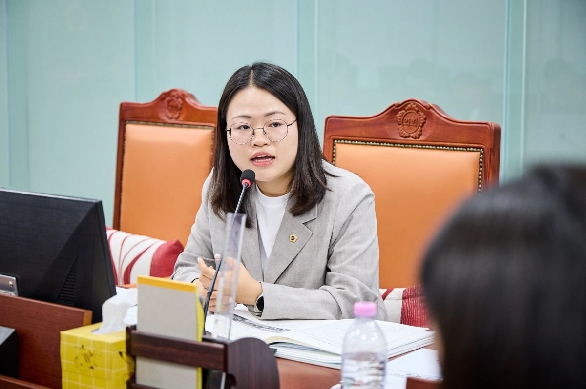 ▲이자형 의원이 제392회 임시회 경기연구원 업무보고에서 경기의정연구센터의 실질적 성과 중심 운영체계 구축을 당부하고 있다. (사진=경기도의회)