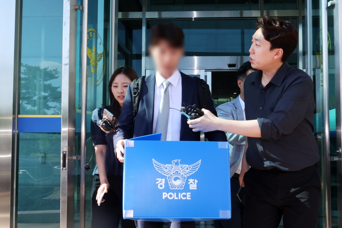 지난 11일 오전 광주경찰청에서 경찰청 국가수사본부 특별수사팀이 압수수색을 마친 뒤 이동하고 있다. 연합뉴스