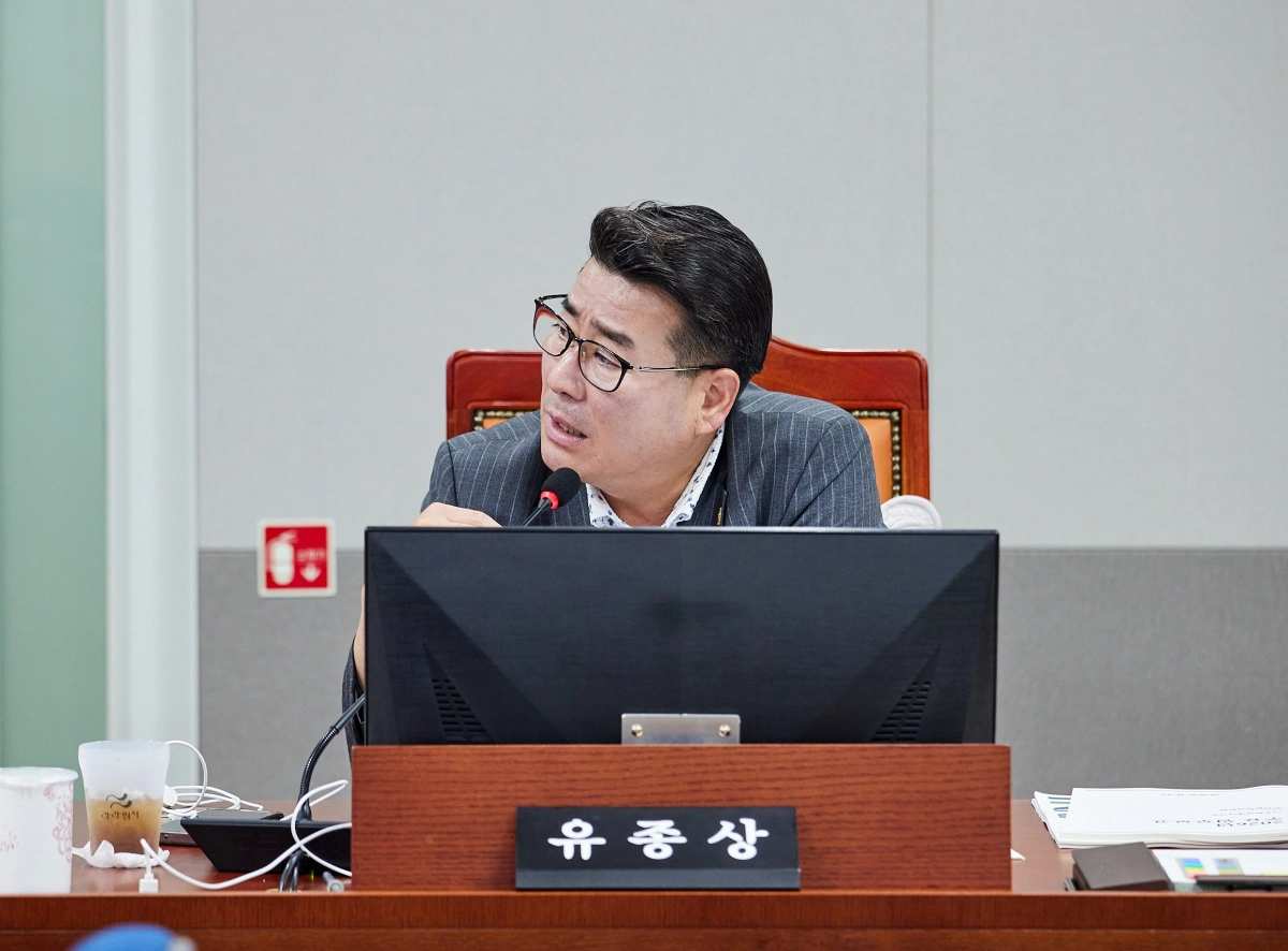▲유종상 의원이 업무보고에서 경기도보건환경연구원을 상대로 수돗물 미세플라스틱 검사 확대 및 수질 관리 매뉴얼 강화를 주문하고 있다. (사진=경기도의회)