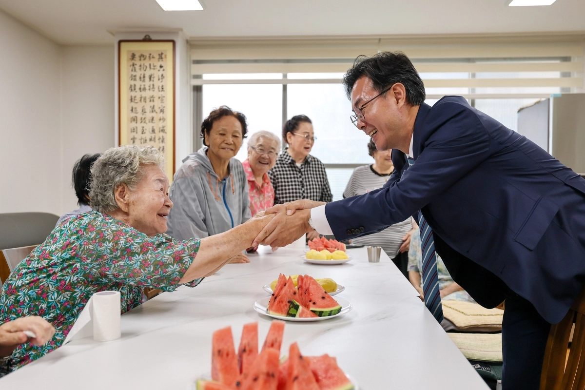 최동민 동대문구청장이 용두동 주민센터에서 주민과 인사를 나누고 있다. 동대문구 제공