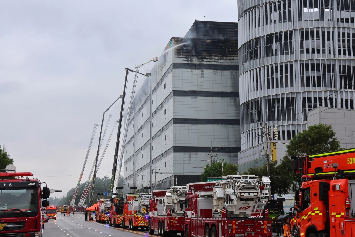 21일 오전 인천 서해구 쿠팡 물류센터에서 소방관들이 잔불 정리를 하고 있다. 연합뉴스