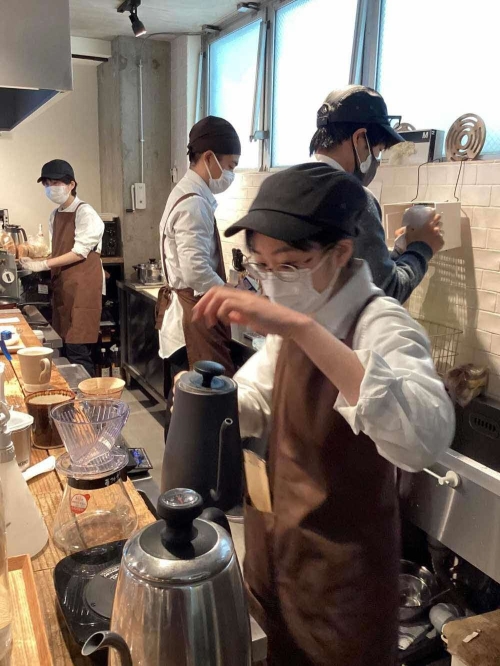일본 도쿄 ‘무사시노 사포스테’의 집중훈련 프로그램에 참여한 청년들이 카페에서 직업 체험을 하고 있다. ‘서포트 스테이션’의 줄임말인 사포스테는 일본 후생노동성이 위탁해 운영하는 청년 지원 기관이다. 무사시노 사포스테 제공