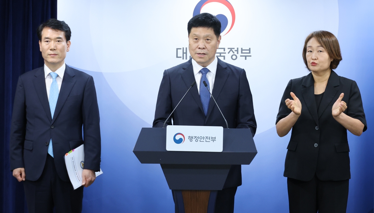 21일 서울 종로구 정부서울청사에서 김영수 행정안전부 의정관이 부적절한 정부포상 취소 관련 합동 브리핑을 하고 있다.      12·12군사반란, 5·18민주화운동 진압 및 당시 비상계엄 유공 등의 공적으로 불법·부당하게 서훈된 무공훈·포장 취소를 추진한다. 2026.7.21 연합뉴스