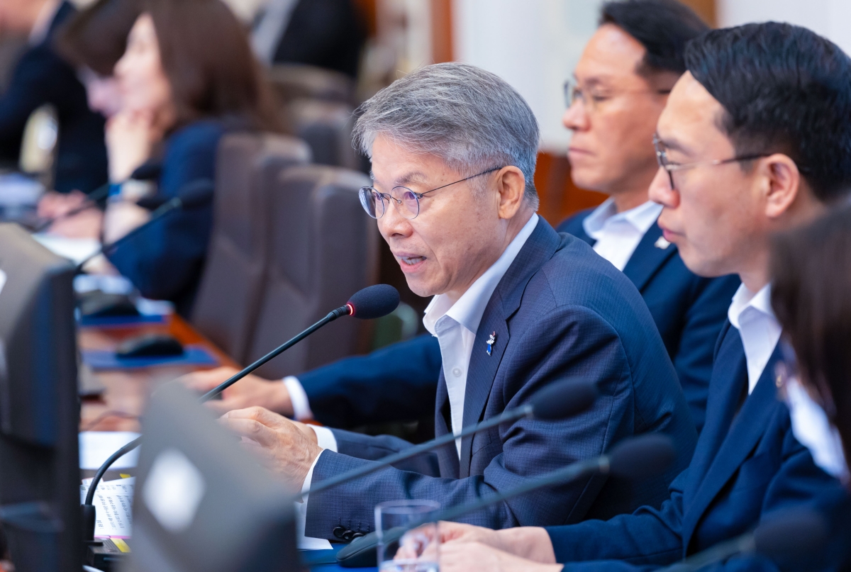 민형배 전남광주통합특별시장이 21일 청와대에서 열린 ‘제31회 국무회의’에 참석해 ‘국산콩 표시제’ 도입을 건의하고 있다. 청와대 제공