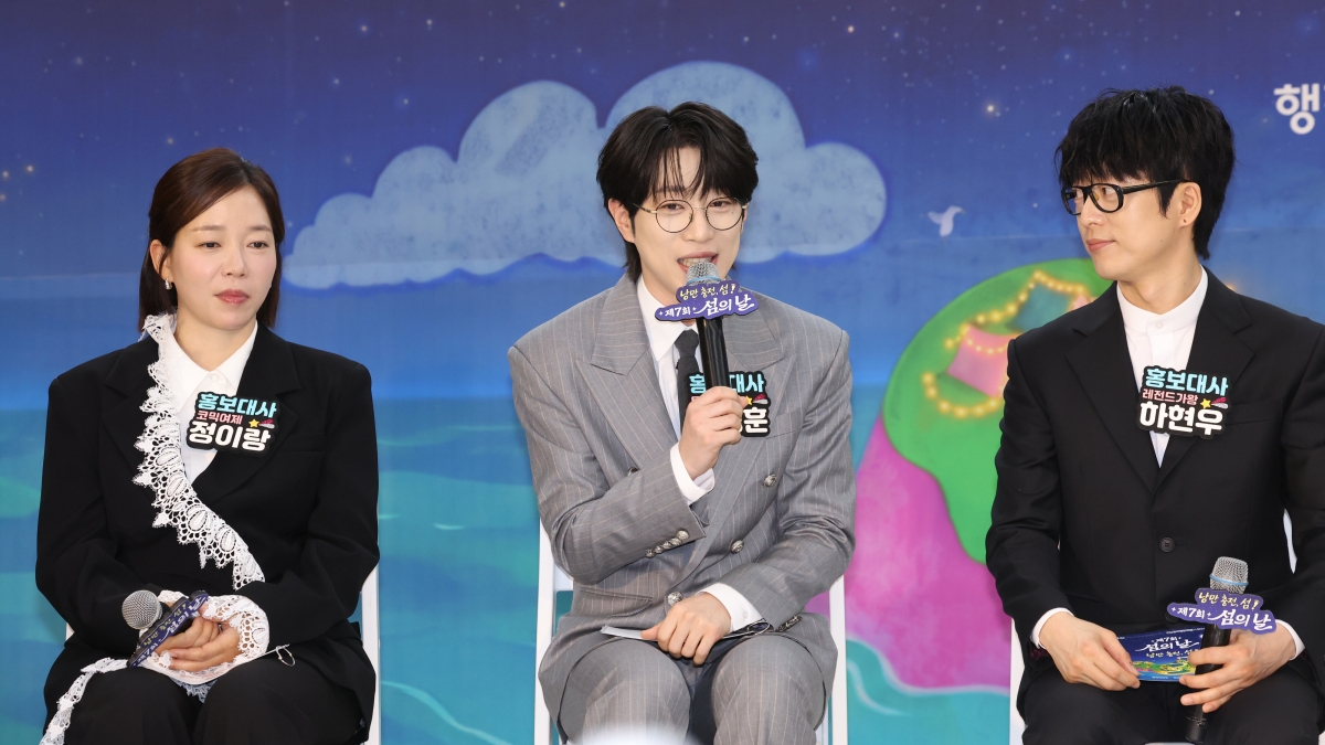 섬의 날 홍보대사 위촉된 가수 안성훈