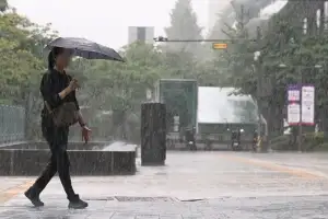 쏴~ 쏟아지고, 푹푹 내리쬐고…