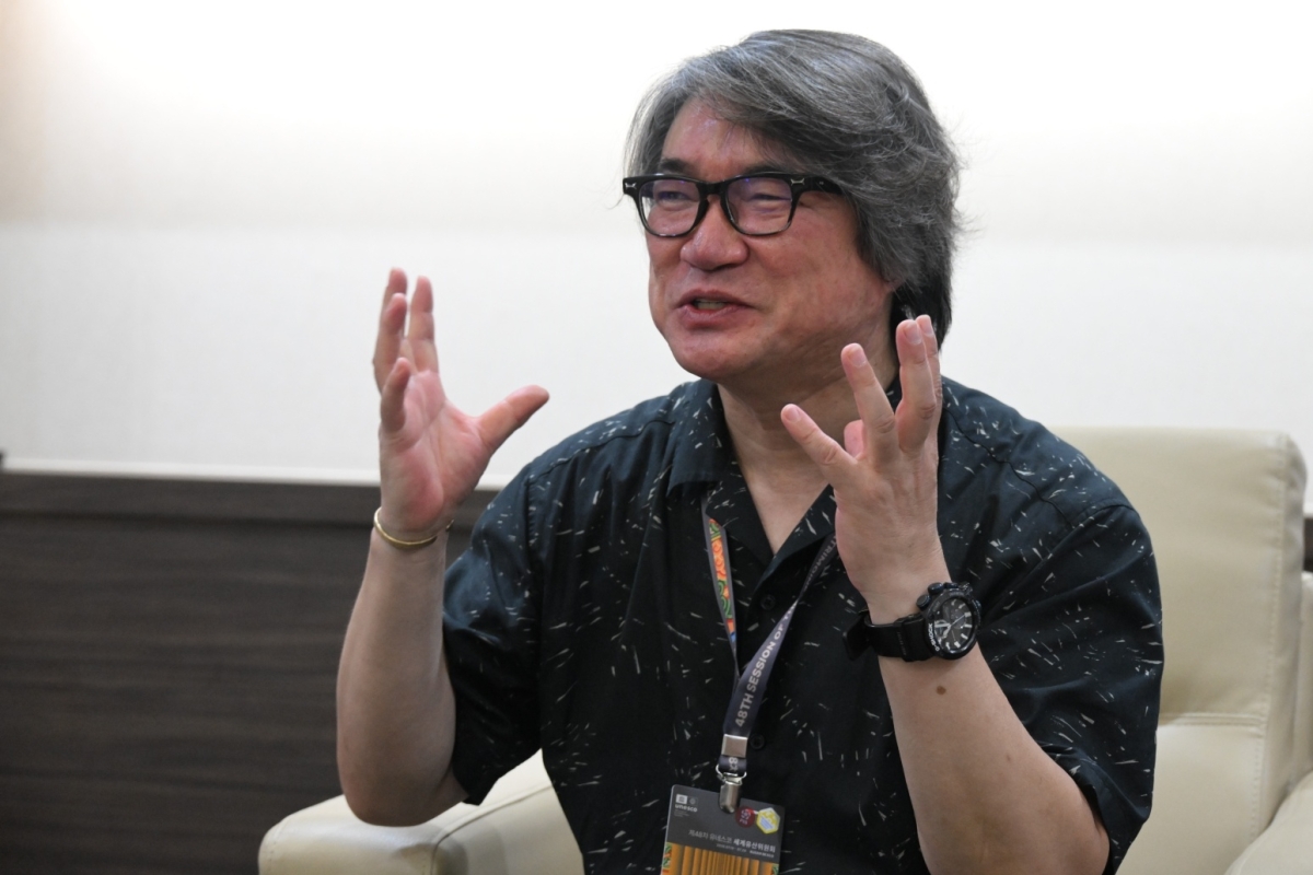 제48차 유네스코 세계유산위원회의 개·폐회식 연출을 맡은 원일 총감독이 지난 20일 인터뷰에서 발언하고 있다.  국가유산청 제공