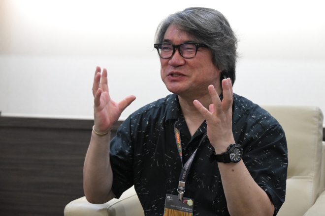 “깨끗이 비어 있는 백자 그릇 같은 무대… 한국의 품위와 격 지키는 것을 최우선”