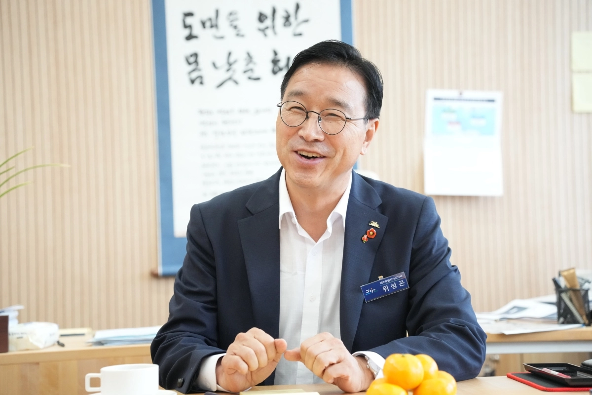 위성곤 제주지사가 21일 서울신문과의 인터뷰에서 민생경제 회복을 가장 먼저 해결해야 할 과제로 꼽으며 활짝 웃고 있다. 제주도 제공