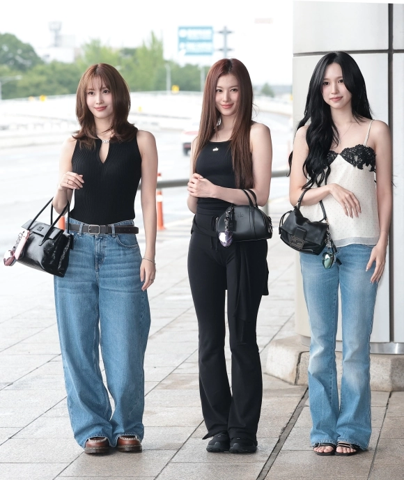 트와이스(TWICE) 미사모 미나(오른쪽부터)와 사나, 모모가 해외 일정을 위해 21일 김포공항을 통해 일본으로 출국하기 전 인사를 하고 있다. 2026.7.21.<br>뉴스1