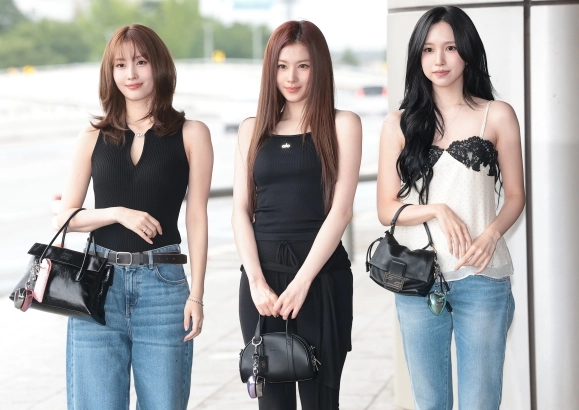 트와이스(TWICE) 미사모 미나(오른쪽부터)와 사나, 모모가 해외 일정을 위해 21일 김포공항을 통해 일본으로 출국하기 전 인사를 하고 있다. 2026.7.21.<br>뉴스1