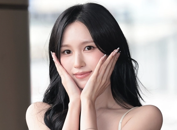 트와이스(TWICE) 미나가 해외 일정을 위해 21일 김포공항을 통해 일본으로 출국하기 전 인사를 하고 있다. 2026.7.21.<br>뉴스1