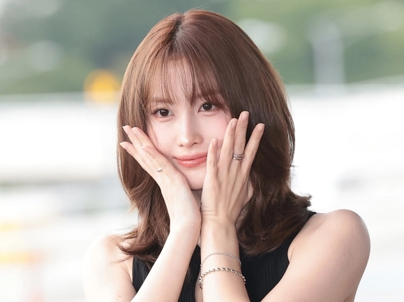 트와이스(TWICE) 모모가 해외 일정을 위해 21일 김포공항을 통해 일본으로 출국하고 있다. 2026.7.21.<br>뉴스1