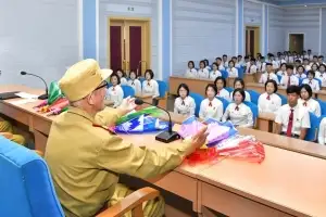 [포토] 전쟁노병 이야기 듣는 北 학생들