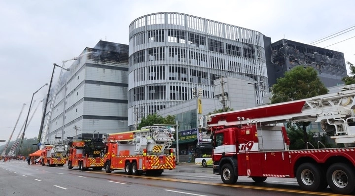 21일 오전 인천 서해구 쿠팡 물류센터에서 소방관들이 잔불 정리를 하고 있다. 소방당국은 전날 오후 8시께 화재 발생 61시간 만에 큰불을 잡고 잔불 정리 중인 초진 단계에 들어갔다고 밝혔다. 2026.7.21  연합뉴스