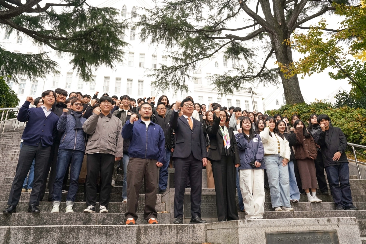 조선대·조선간호대 글로컬대학 선정을 기념해 양 대학 구성원들이 통합을 통한 미래 도약을 다짐하고 있다.    조선대 제공