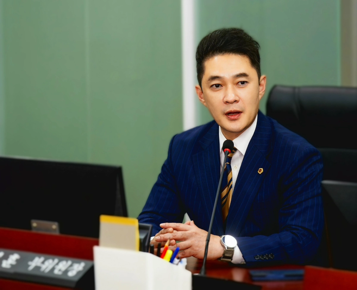 ▲전석훈 의원이 제392회 임시회 상임위원회 회의에서 경기도경제과학진흥원 관계자들을 상대로 AI 산업 정책 개선을 촉구하고 있다. (사진=경기도의회)