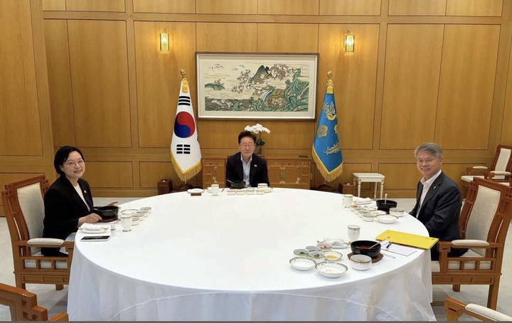 민형배 전남광주특별시장이 21일 청와대 국무회의 직후 이재명 대통령, 한성숙 국무총리와 함께 오찬을 하고 있다. 민형배 전남광주통합특별시장 페이스북 캡처