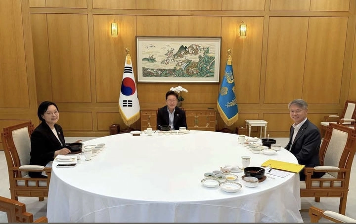 민형배 전남광주특별시장이 21일 청와대 국무회의 직후 이재명 대통령, 한성숙 국무총리와 함께 오찬을 하고 있다. 민형배 전남광주통합특별시장 페이스북 캡처