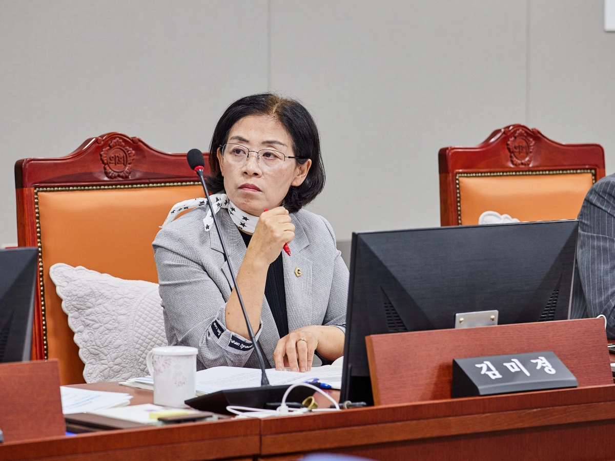▲김미경 의원이 21일 기후환경에너지국 업무보고에서 경기도 공공RE100 성과의 31개 시·군 확대를 촉구하고 있다. (사진=경기도의회)