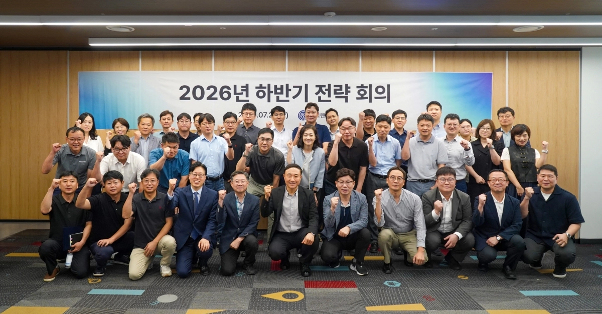<2026 한국렌탈 하반기 사업전략회의 단체 사진/문동권 대표(아래줄 왼쪽에서 여섯번째)>