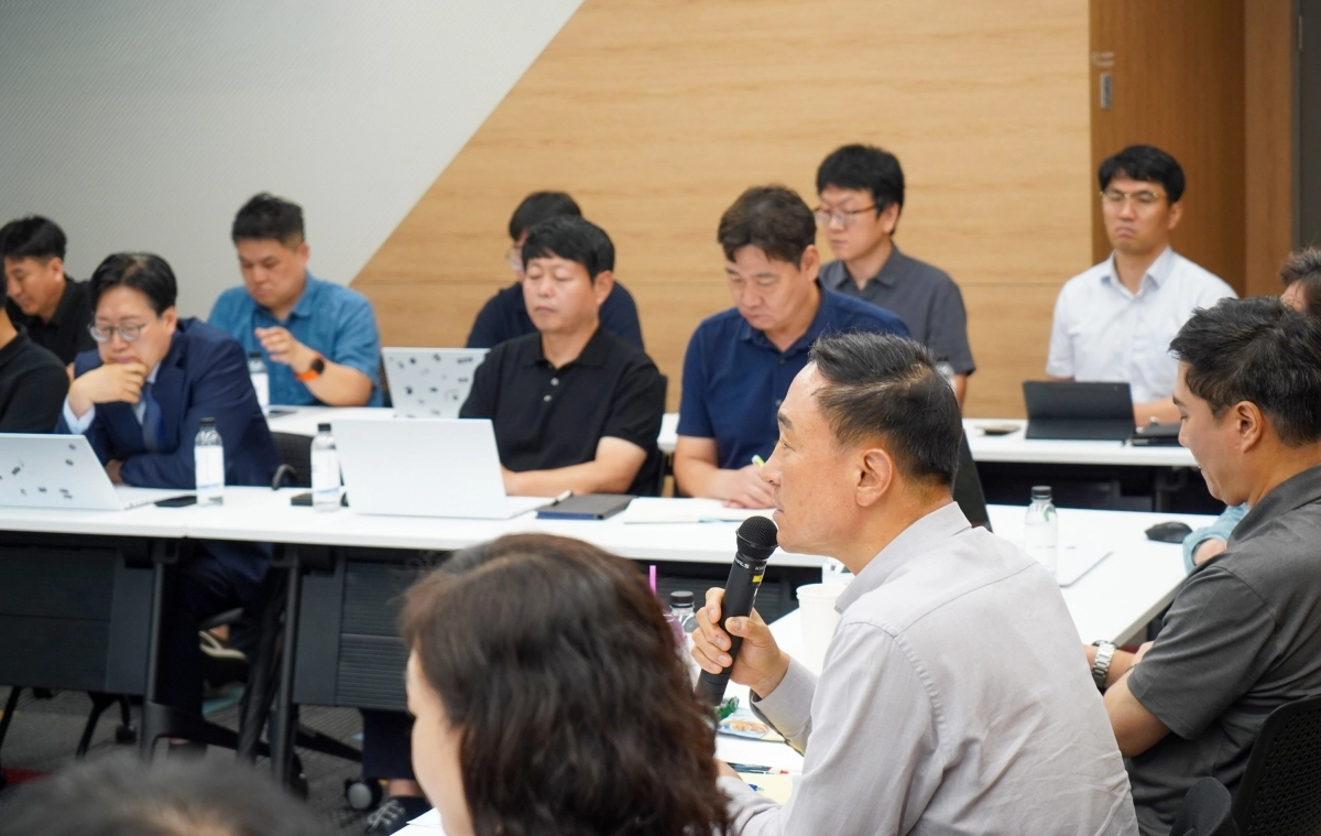<2026 한국렌탈 하반기 사업전략회의에서 문동권 대표 발언 모습>