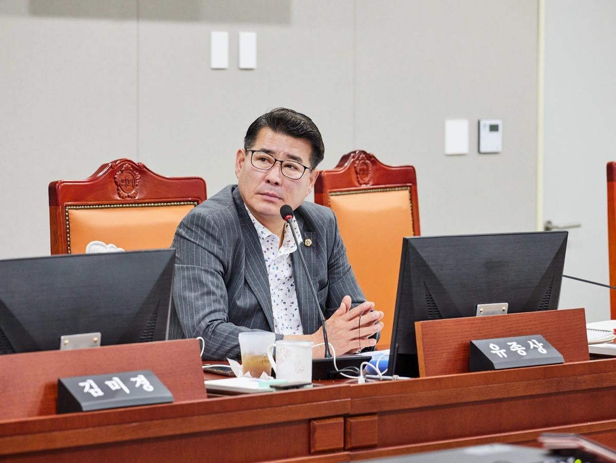 ▲유종상 의원이 21일 열린 상임위원회 업무보고에서 기후환경에너지국과 경기환경에너지진흥원 관계자들을 상대로 질의하고 있다. (사진=경기도의회)