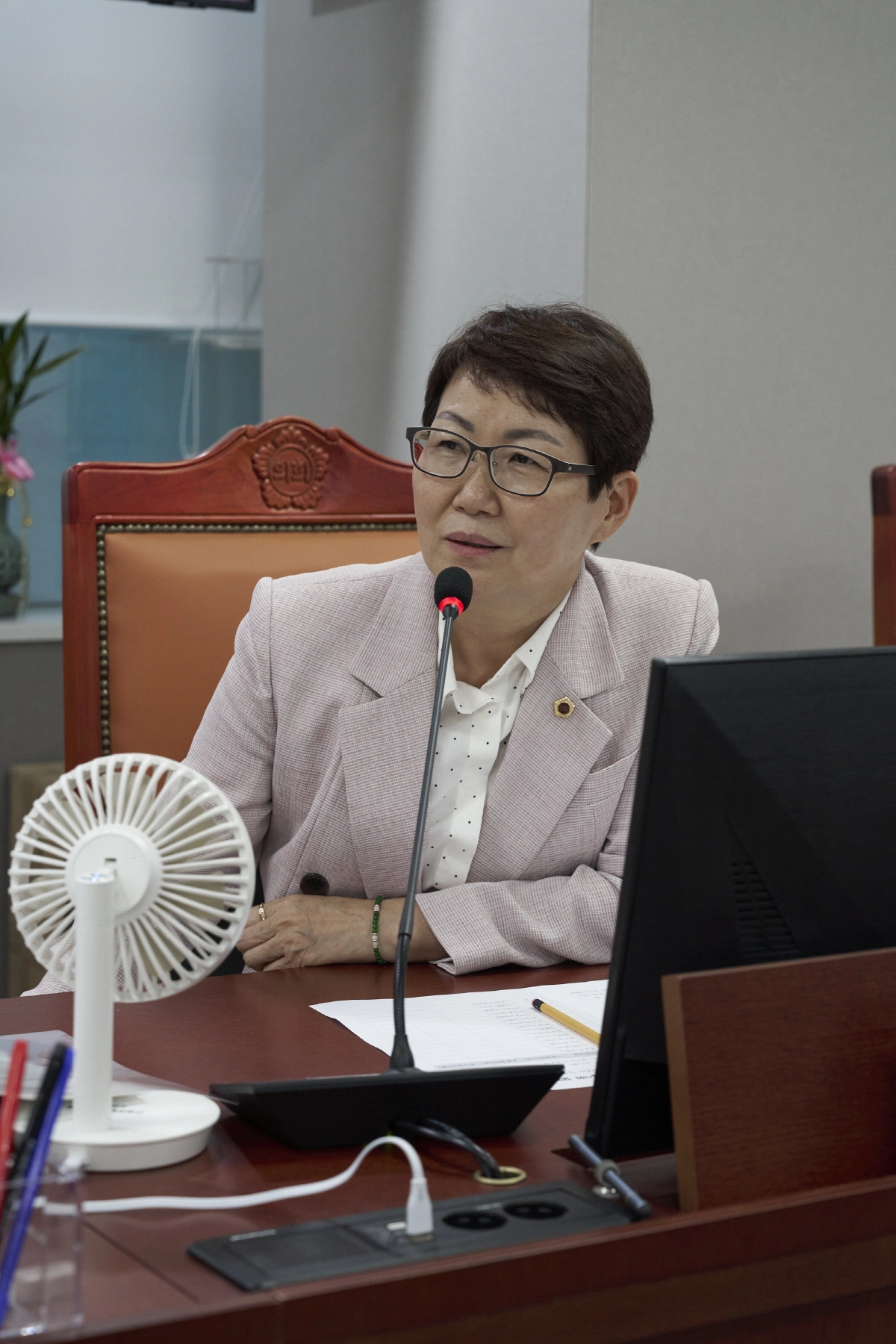 ▲성복임 의원이 제392회 임시회 철도항만물류국 및 경기국제공항추진단 업무보고에서 질의를 진행하고 있다. (사진=경기도의회)